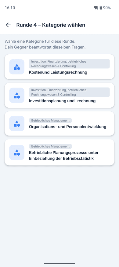 App-Screenshot auf dem Handy: „Runde 4 – Kategorie wählen“ mit vier vorgeschlagenen Themen aus betrieblichem Management, Führung und Zusammenarbeit sowie Logistik und dem Hinweis, dass der Gegner dieselben Fragen beantwortet