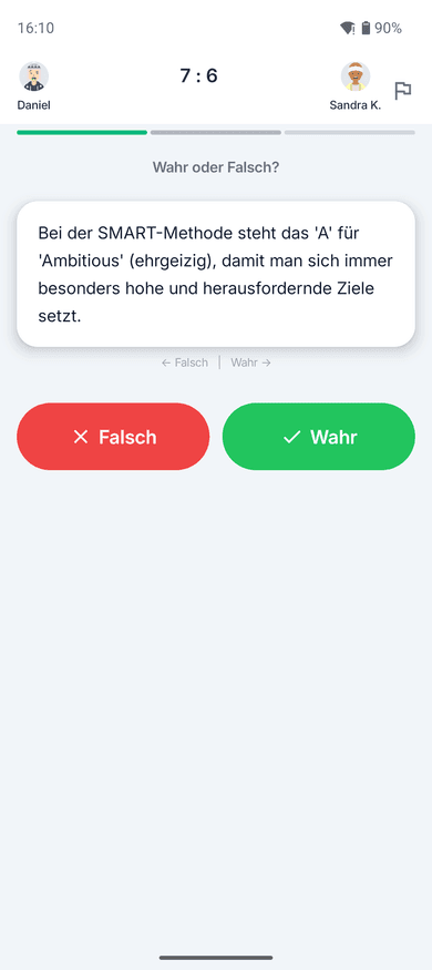 App-Screenshot auf dem Handy: Wahr-oder-Falsch-Frage zur SMART-Methode, darüber der Spielstand 7:6 zwischen Daniel und Sandra K. und ein Fortschrittsbalken für die drei Fragen der Runde