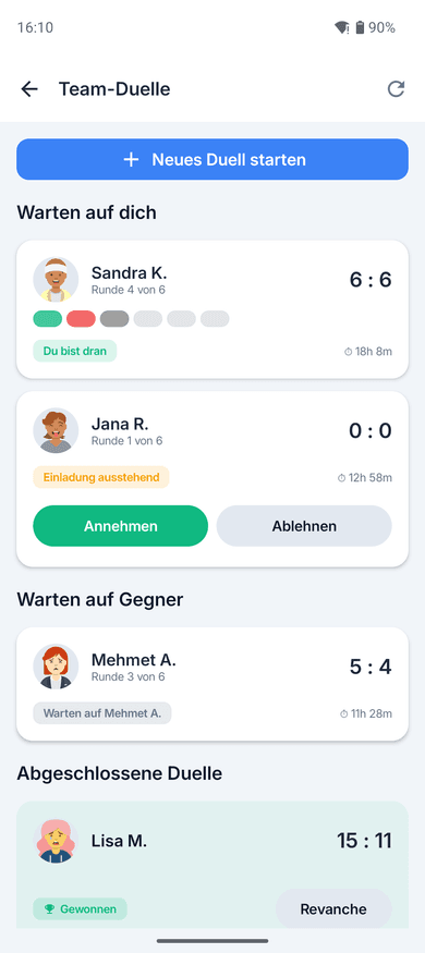 App-Screenshot auf dem Handy: Übersicht „Duelle“ mit dem Knopf „Neues Duell starten“, darunter ein laufendes Duell gegen Sandra K. bei 6:6 in Runde 4 mit dem Hinweis „Du bist dran“ und knapp sechs Stunden Restzeit, eine offene Einladung sowie ein gewonnenes Duell mit Knopf „Revanche“