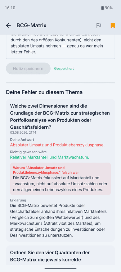 App-Screenshot auf dem Handy: Abschnitt „Deine Fehler zu diesem Thema“ am Ende eines Glossar-Artikels – die Frage, darunter rot die eigene falsche Antwort, grün die richtige, dazu die Begründung, warum die eigene Antwort falsch war