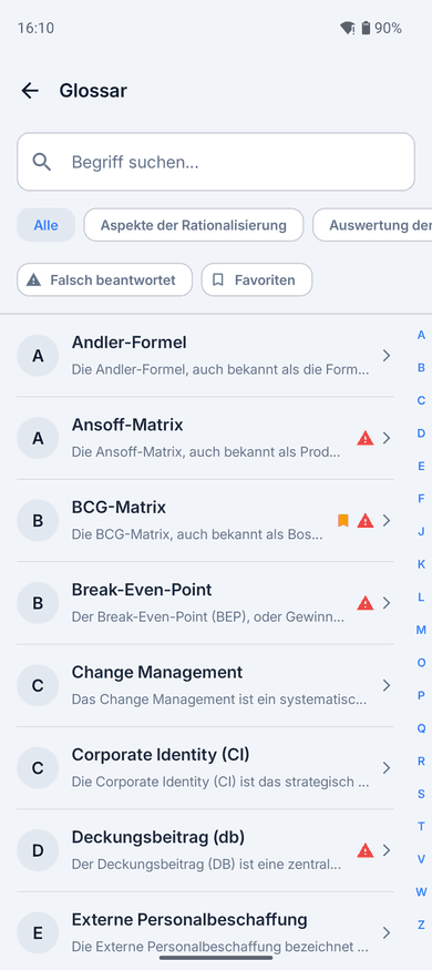 App-Screenshot auf dem Handy: Glossar-Übersicht mit Suchfeld, den Filtern „Falsch beantwortet“ und „Favoriten“ sowie einer alphabetischen Begriffsliste; vier Einträge tragen eine rote Fehlermarke, die BCG-Matrix zusätzlich ein Lesezeichen